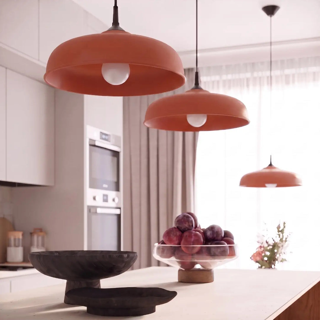 Suspension Luminaire ocre rouge dans un intérieur contemporain