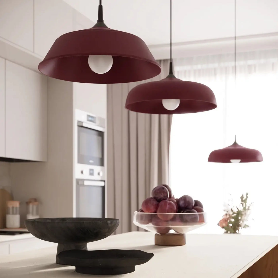 Suspension Luminaire bordeaux dans un intérieur contemporain