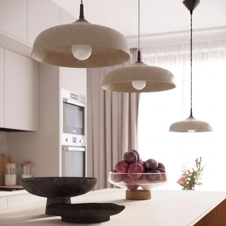 Suspension Luminaire taupe dans un intérieur contemporain
