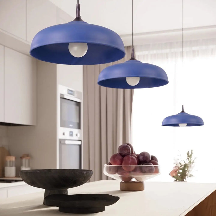 Suspension Luminaire outremer dans un intérieur contemporain