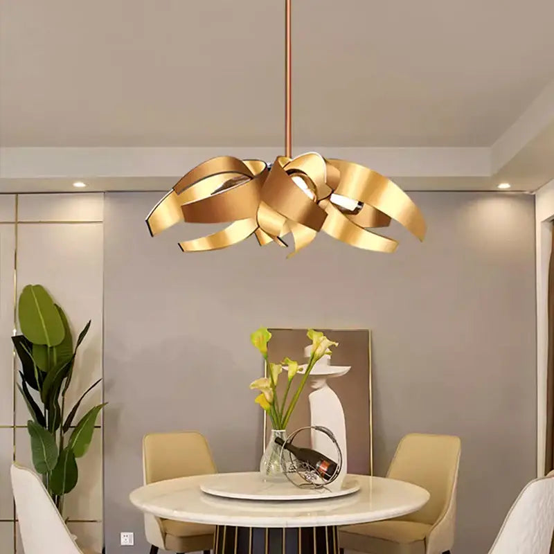Suspension Dorée Design En Rubans Métalliques Fluides