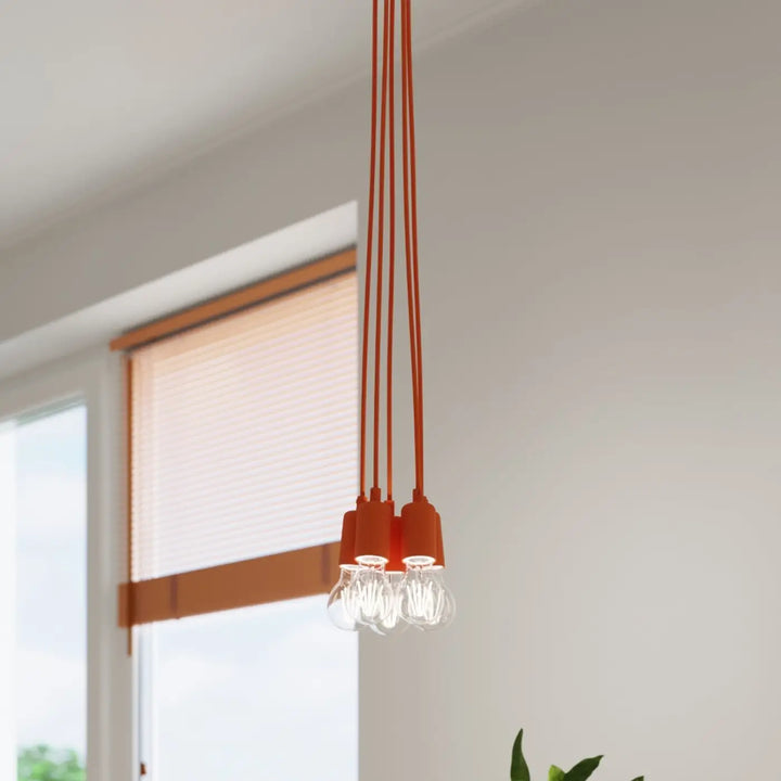 Suspension Luminaire orange allumée, vue rapprochée