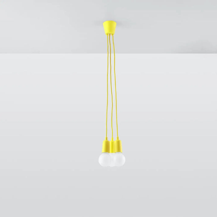 Suspension Luminaire jaune éteinte, vue rapprochée