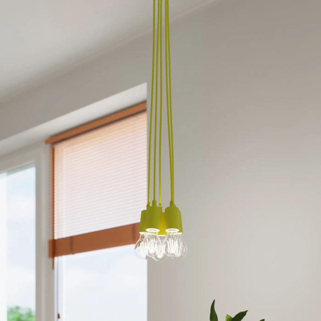 Suspension Luminaire jaune allumée, vue rapprochée