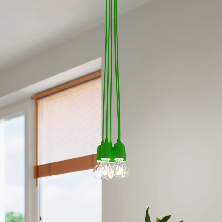 Suspension Luminaire vert allumée, vue rapprochée