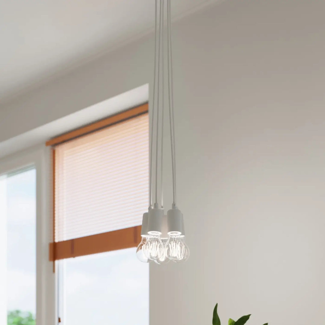 Suspension Luminaire blanc allumée, vue rapprochée