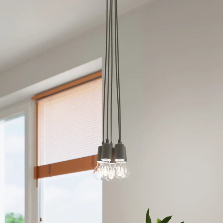 Suspension Luminaire gris allumée, vue rapprochée