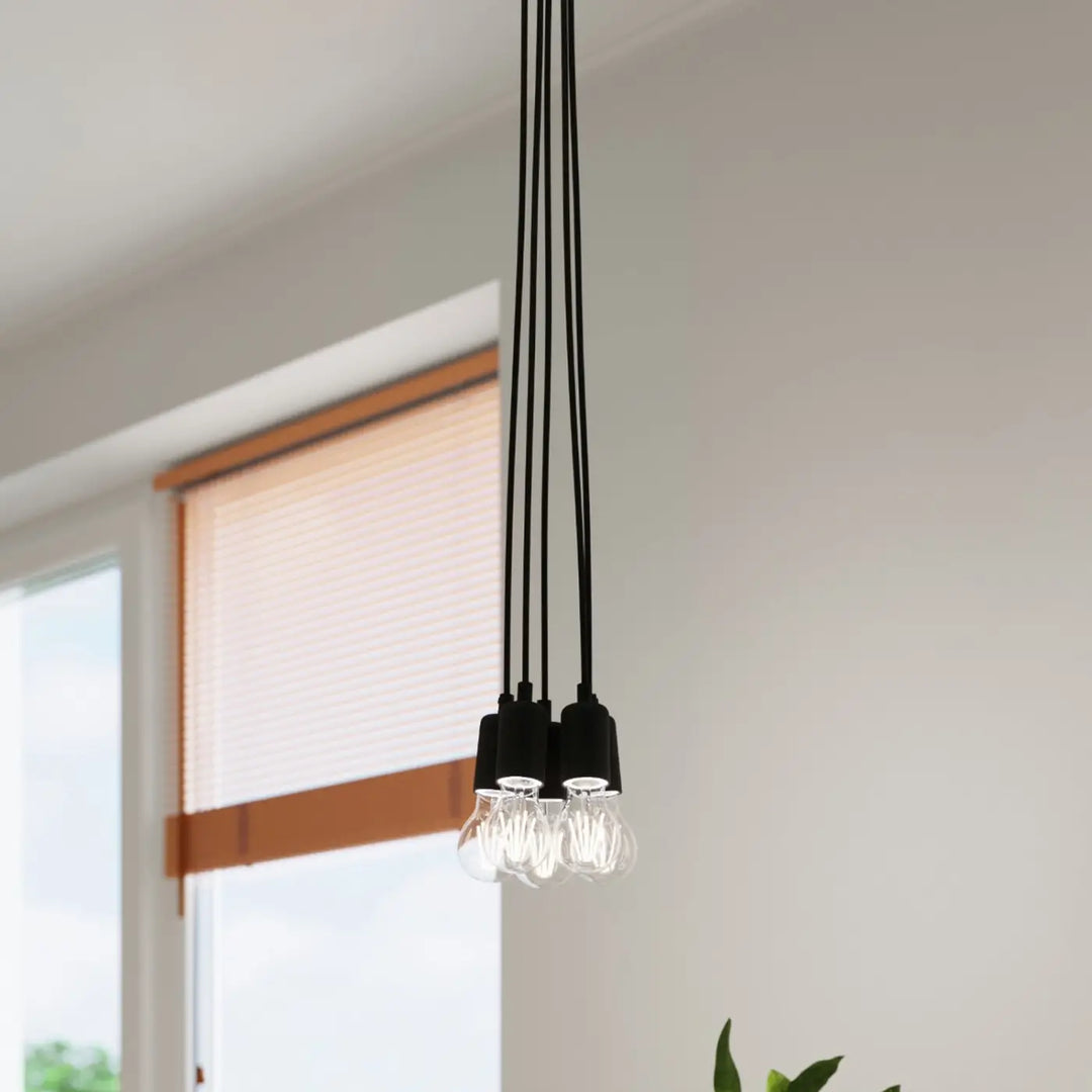Suspension Luminaire noir allumée, vue rapprochée