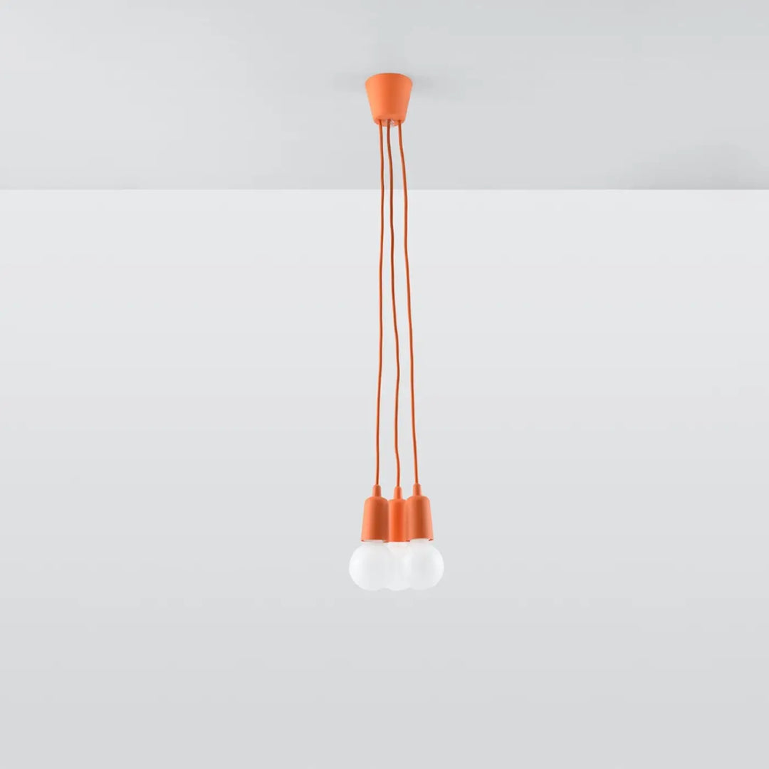 Suspension Luminaire orange éteinte, vue rapprochée