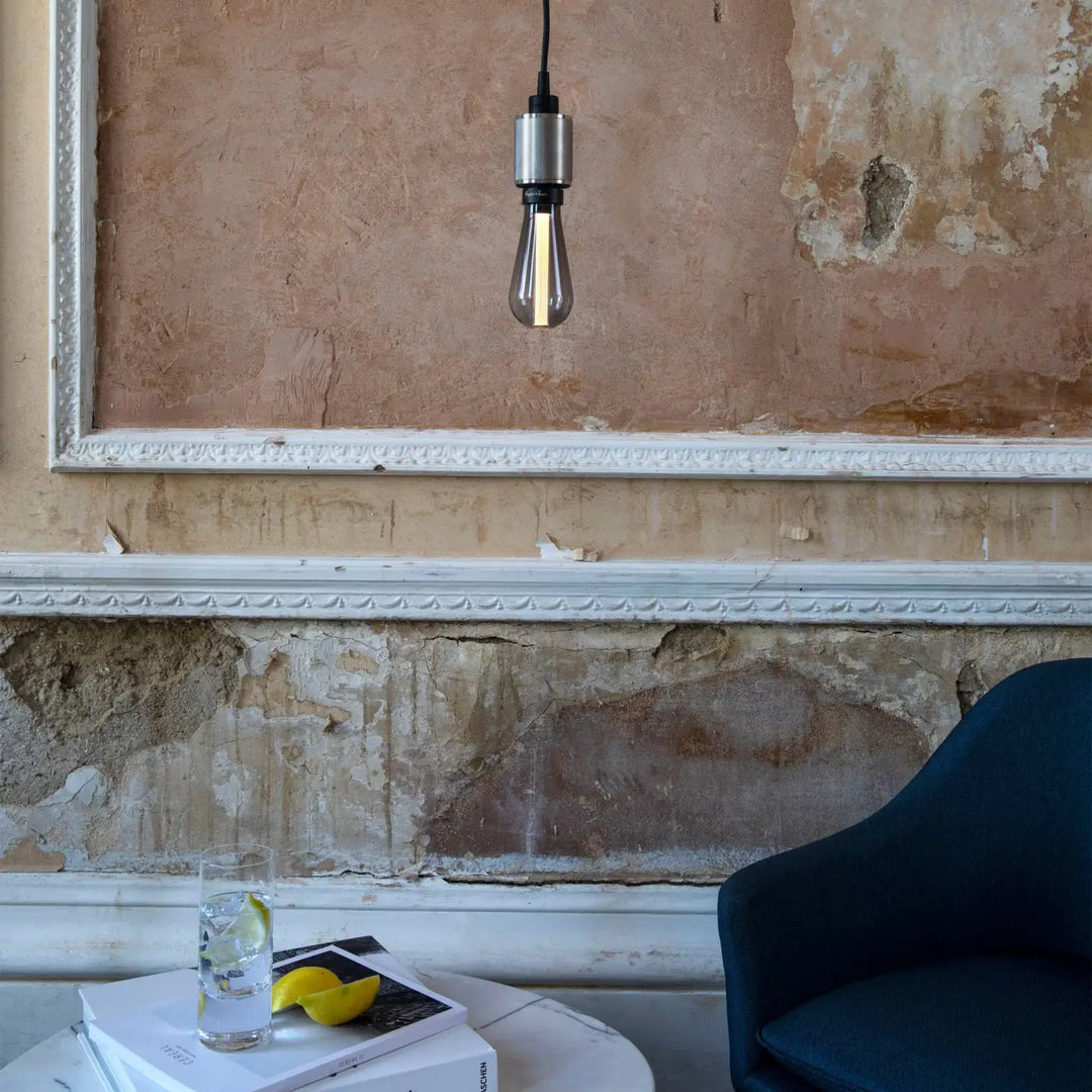 Suspension Heavy Metal à gravure quadrillée en acier dans un intérieur #couleur_argent