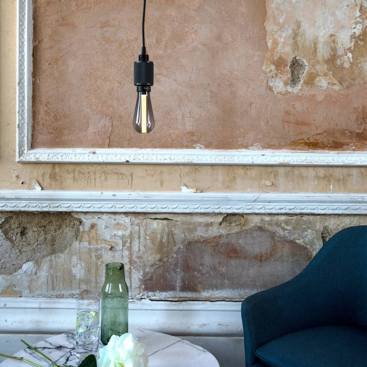 Suspension Heavy Metal à gravure quadrillée en bronze fumé dans un intérieur #couleur_gris