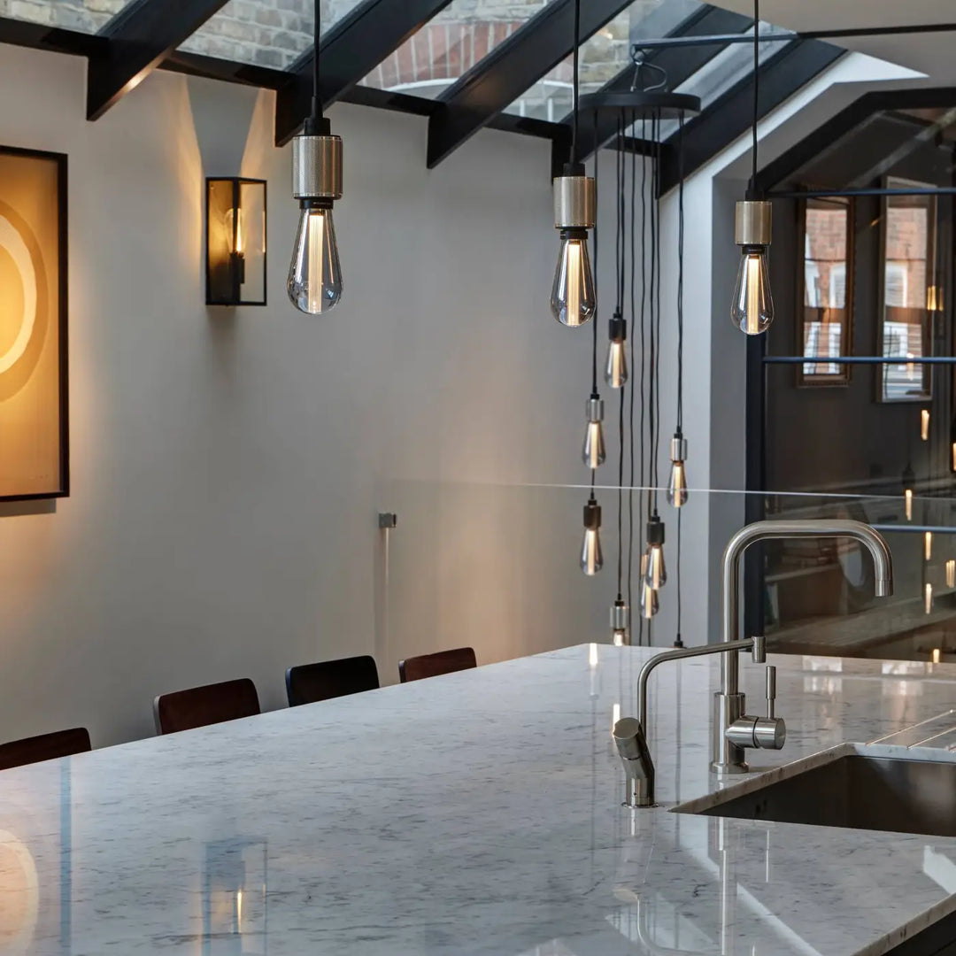 Suspension Heavy Metal à gravure quadrillée dans un intérieur #couleur_argent