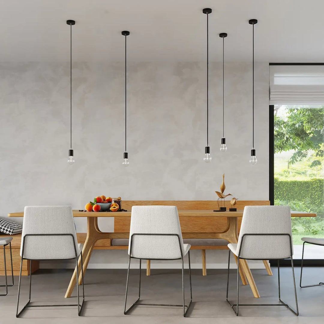 Suspension noir au-dessus d'une table
