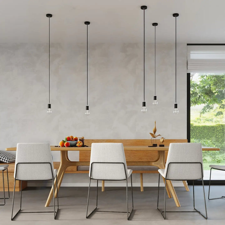 Suspension noir au-dessus d'une table