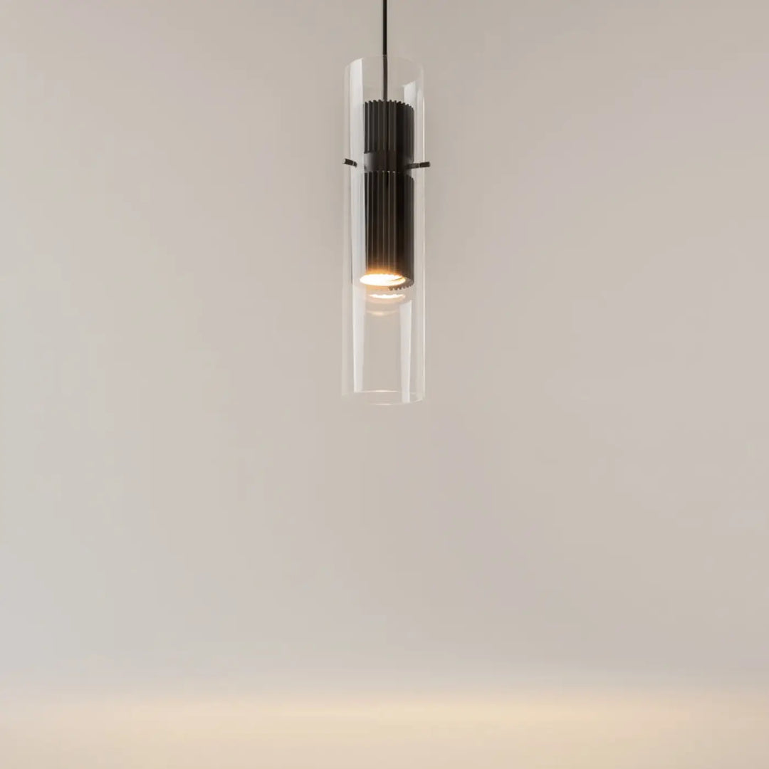 Suspension dynamics cylindre strié avec élément central noir cannelé en verre clair pour un îlot lumineux chaleureux