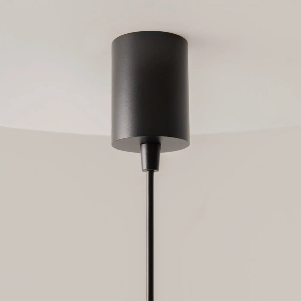Suspension dynamics cylindre strié noire avec finition mate et tige fine idéale pour éclairer d’un îlot moderne