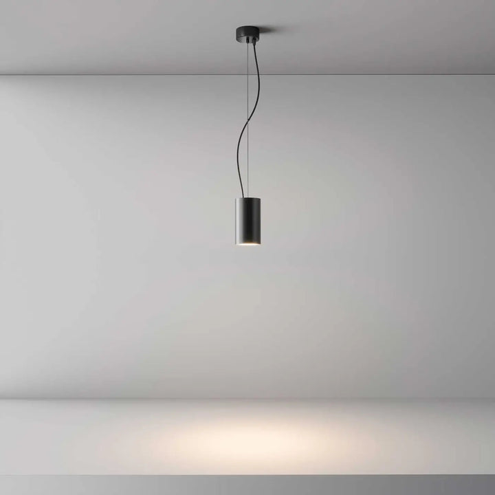 Luminaire suspension efir cylindre noir minimaliste en métal au-dessus d’un îlot pour un éclairage moderne et épuré
