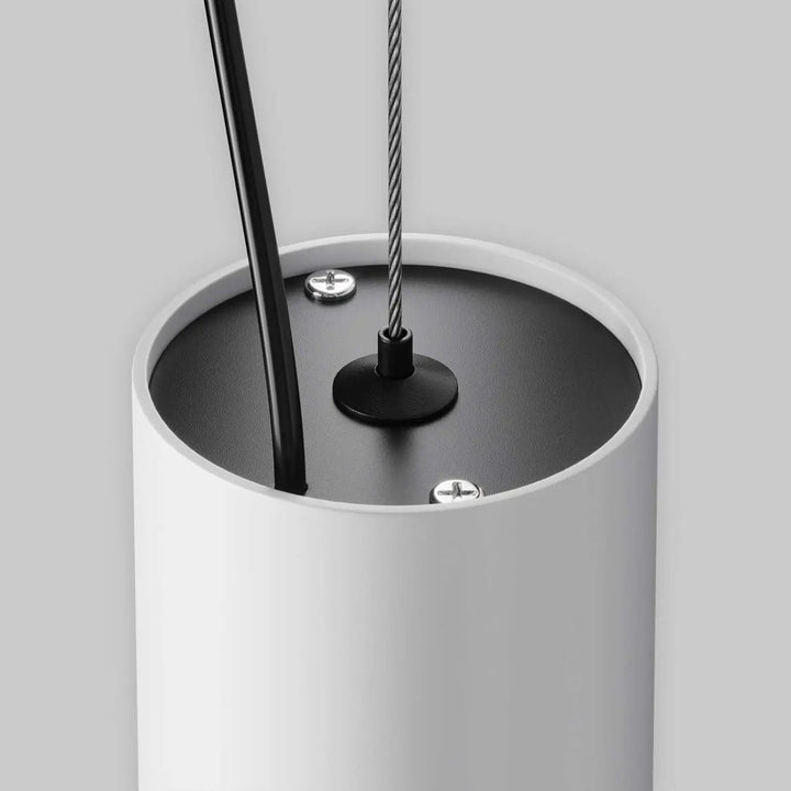Suspension luminaire efir cylindre blanc avec sommet noir et câble suspendu pour éclairer au-dessus d’un îlot