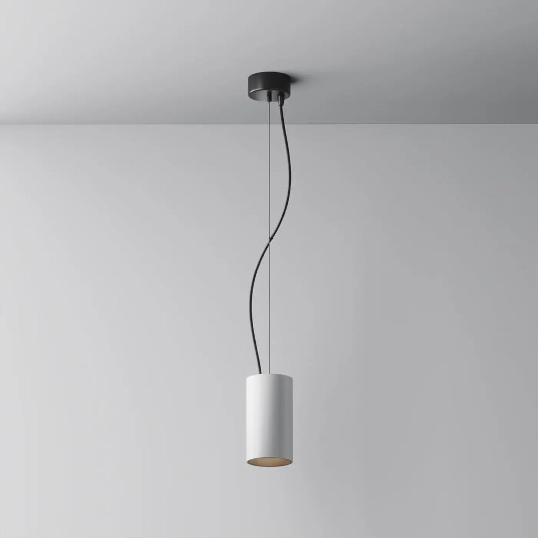 Suspension efir cylindre blanc minimaliste avec fixation noire pour éclairage au-dessus d’un îlot