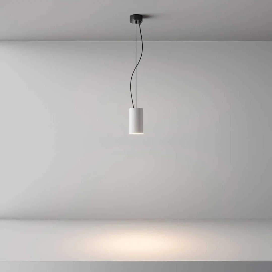 Suspension efir cylindre blanche minimaliste avec support plafond noir au-dessus d’un îlot pour éclairage moderne