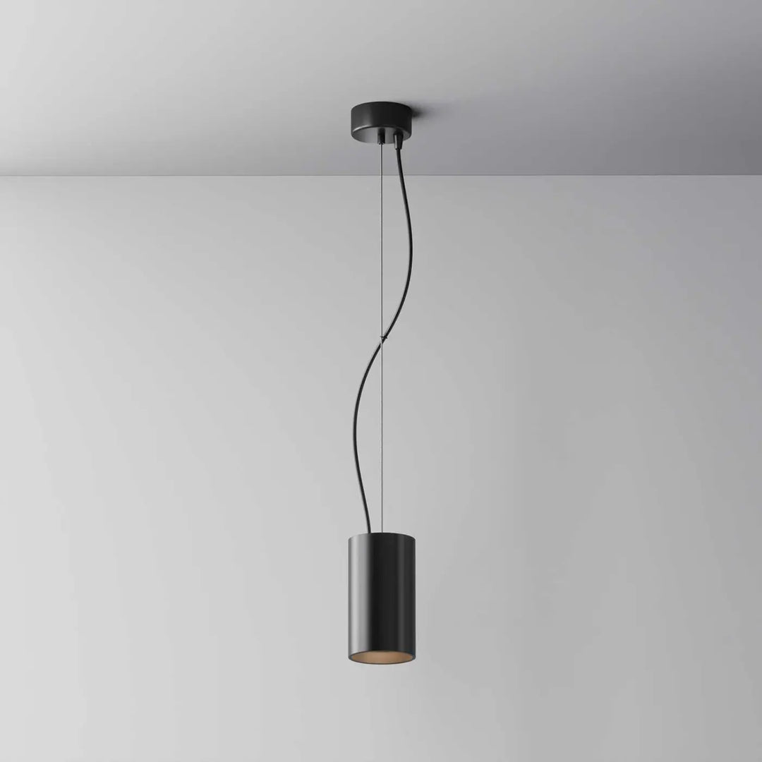 Suspension efir cylindre noire mate au design minimaliste pour éclairage d’un îlot cuisine moderne