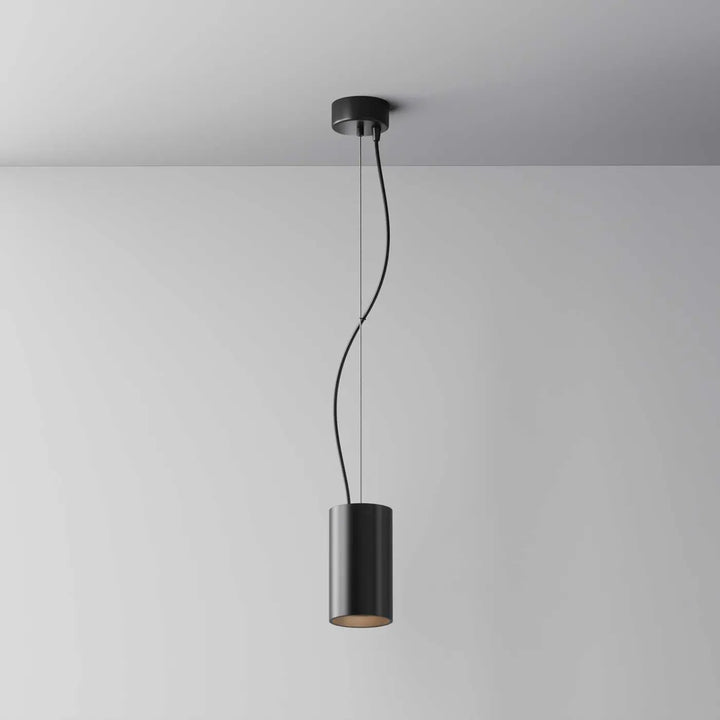 Suspension efir cylindre noire mate au design minimaliste pour éclairage d’un îlot cuisine moderne
