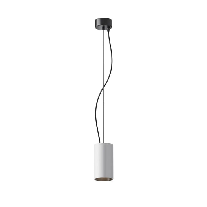 Suspension efir cylindre minimaliste blanche avec monture noire et câble courbé au-dessus d’un îlot