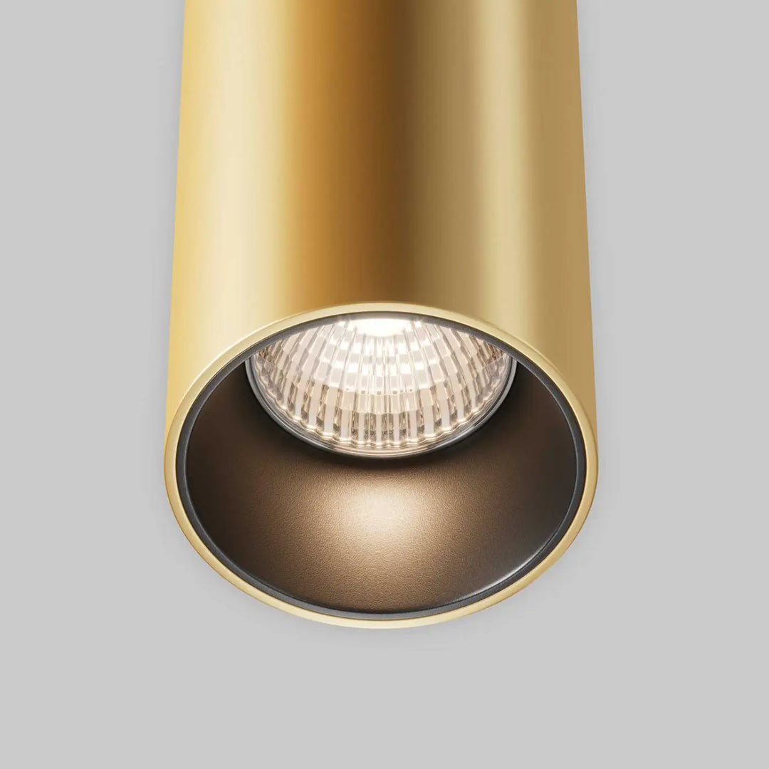 Luminaire suspension efir cylindre en finition or avec ampoule en verre texturé encastrée pour éclairer au-dessus d’un îlot