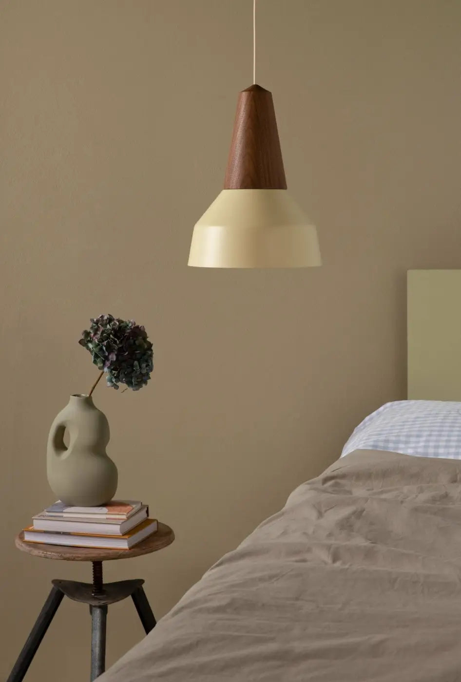 Abat-jour couleur cire et douille conique en noyer de la suspension Eikon Basic #couleur_beige