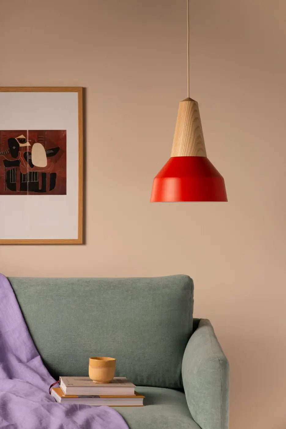 Abat-jour rouge coquelicot et douille conique en chêne de la suspension Eikon Basic #couleur_rouge
