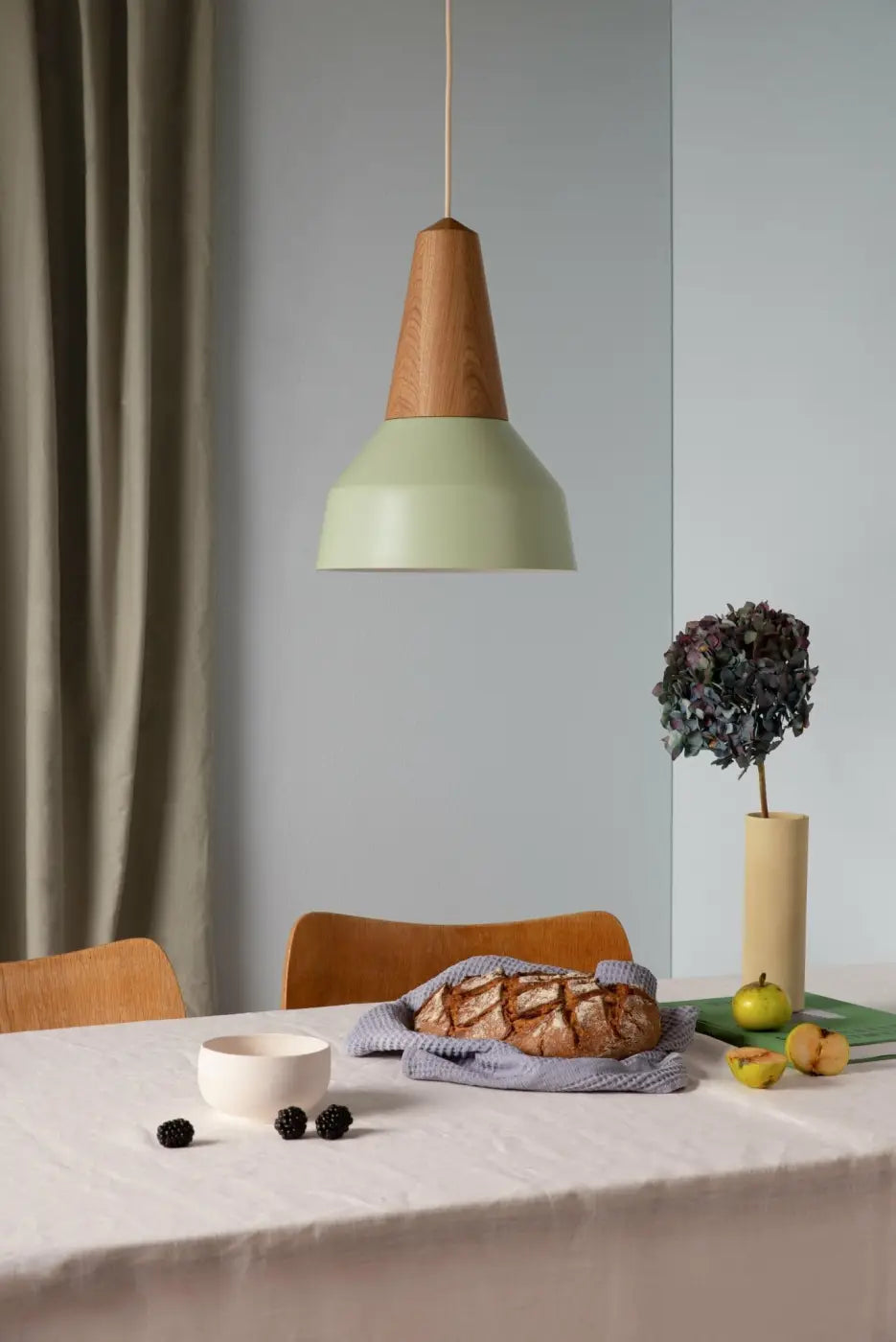 Abat-jour vert pistache et douille conique en chêne de la suspension Eikon Basic #couleur_vert