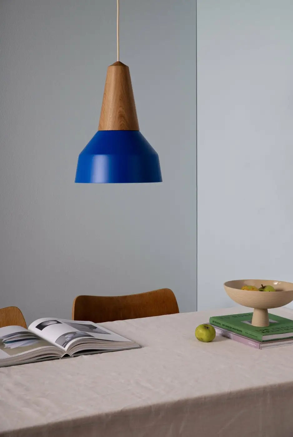 Abat-jour bleu et douille conique en noyer de la suspension Eikon Basic #couleur_bleu