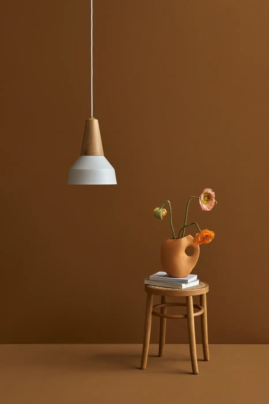 Abat-jour blanc et douille conique en chêne de la suspension Eikon Basic #couleur_blanc