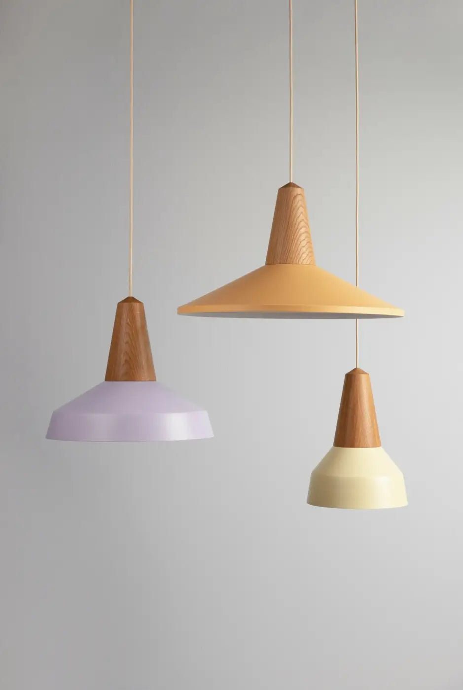 Abat-jour couleur cire et douille conique en chêne de la suspension Eikon Basic #couleur_beige