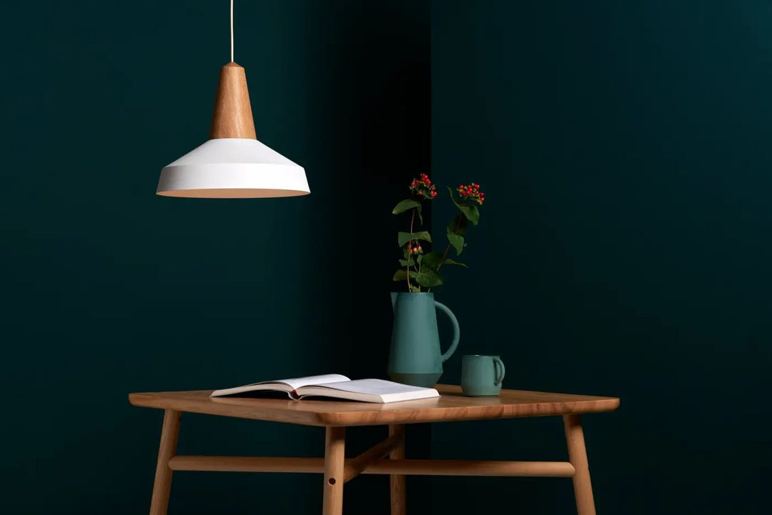 Tête en chêne et abat-jour blanc de la suspension Eikon Circus #couleur_blanc