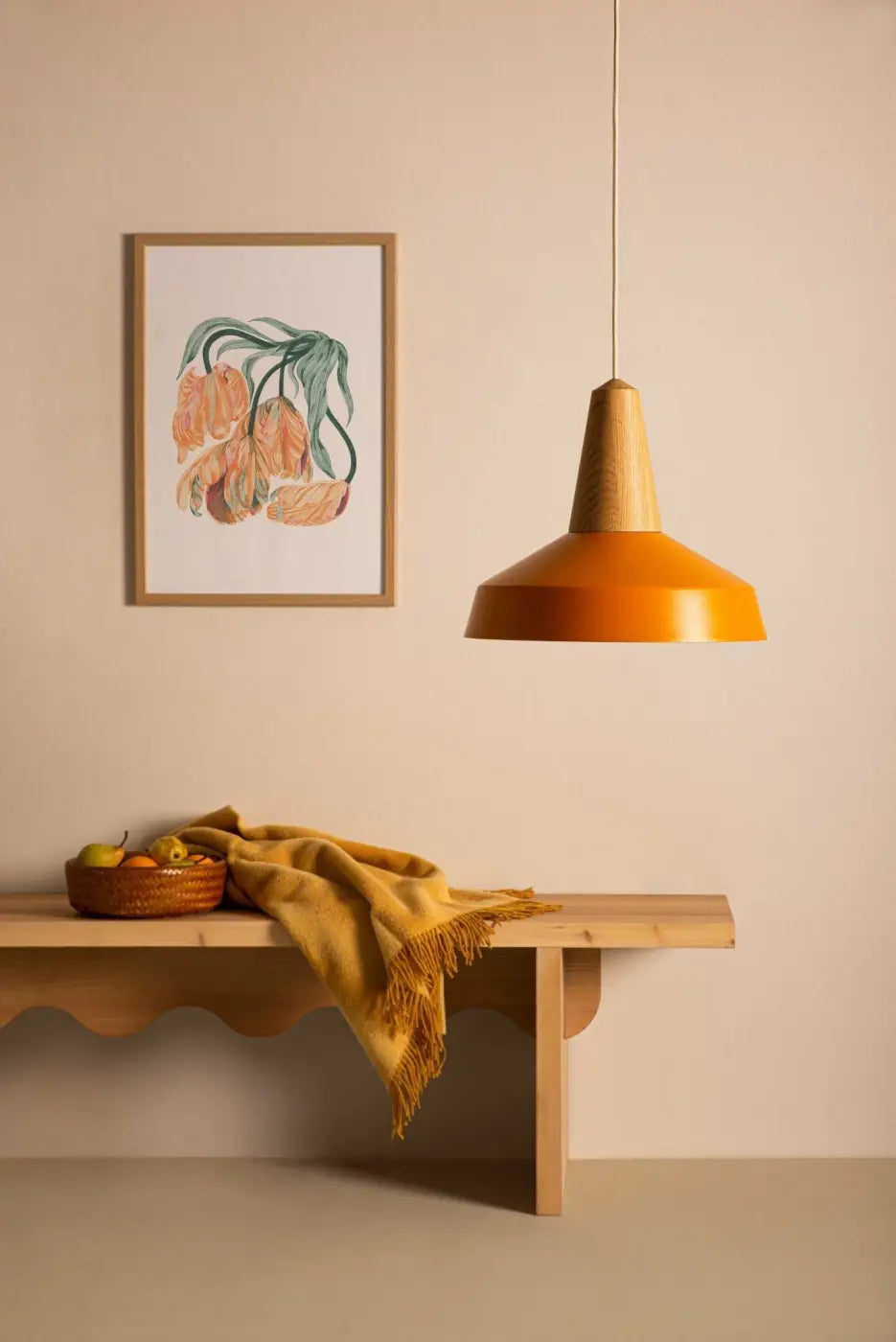 Détail de la suspension Eikon Circus en chêne et abat-jour curcuma #couleur_jaune