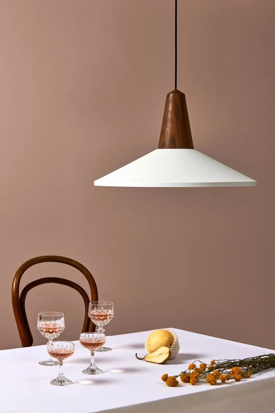 Abat-jour blanc et base en chêne de la suspension Eikon Shell #couleur_blanc