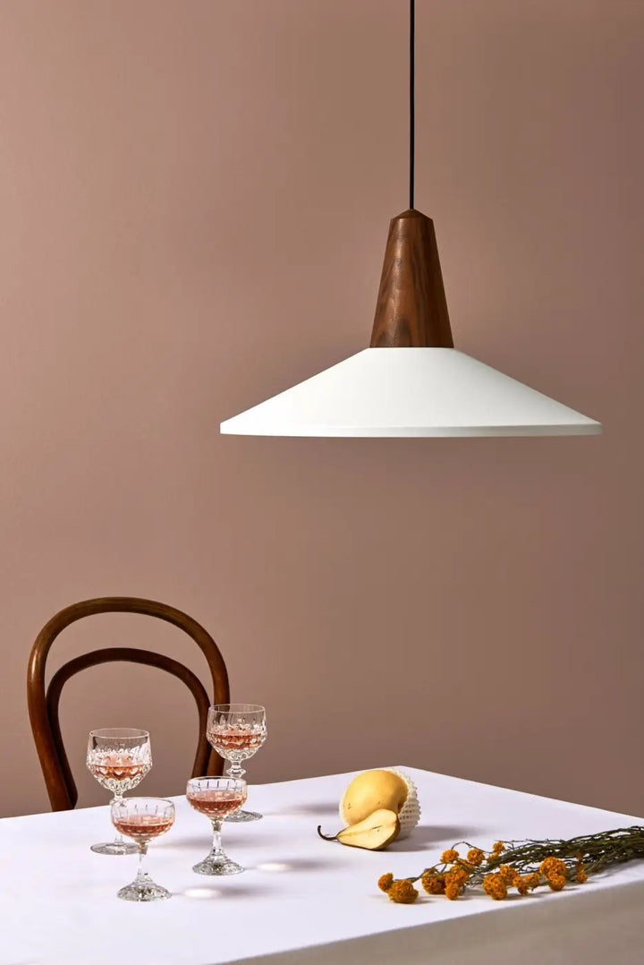 Abat-jour blanc et base en chêne de la suspension Eikon Shell #couleur_blanc