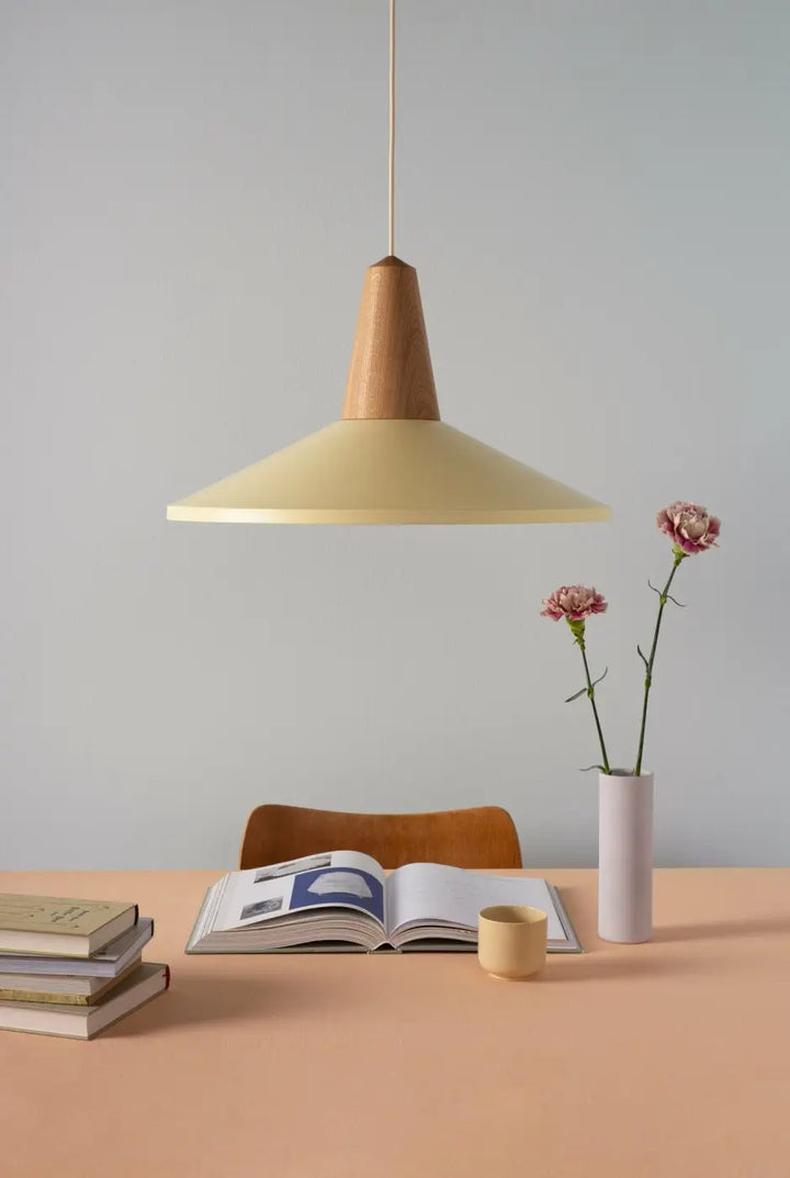 Abat-jour jaune cire et base en chêne de la suspension Eikon Shell #couleur_jaune