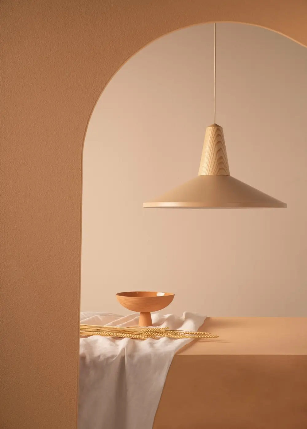 Abat-jour couleur blé et base en frêne de la suspension Eikon Shell #couleur_beige