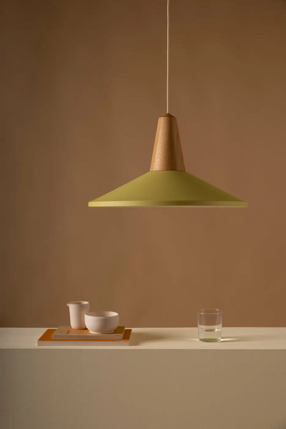 Abat-jour vert olive et base en chêne de la suspension Eikon Shell #couleur_vert