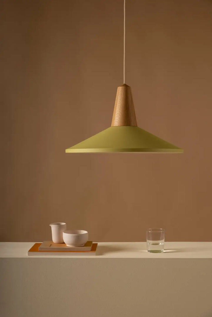 Abat-jour vert olive et base en chêne de la suspension Eikon Shell #couleur_vert