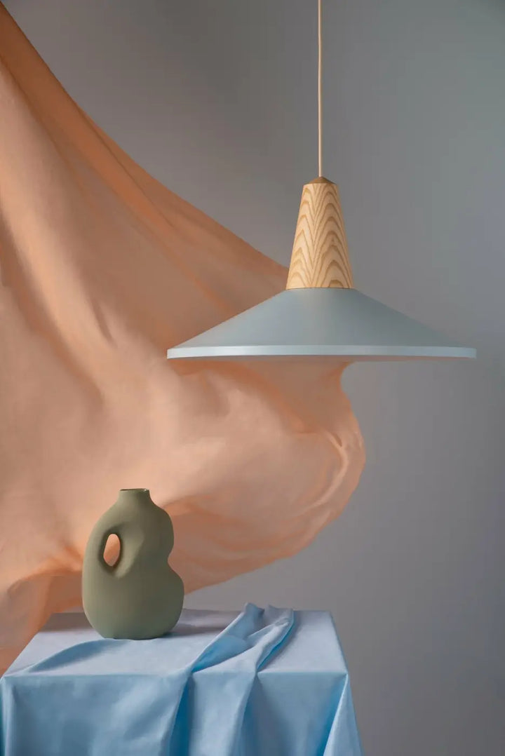 Abat-jour bleu ciel et base en frêne de la suspension Eikon Shell #couleur_bleu