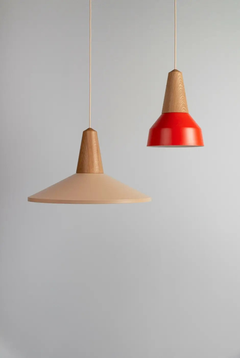 Abat-jour couleur blé et base en chêne de la suspension Eikon Shell #couleur_beige