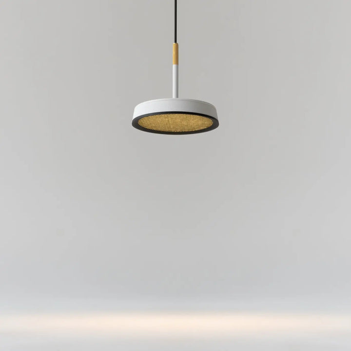 Suspension luminaire el led avec cadre blanc, aluminium noir, diffuseur en maillage doré et accent en bois pour lumière douce