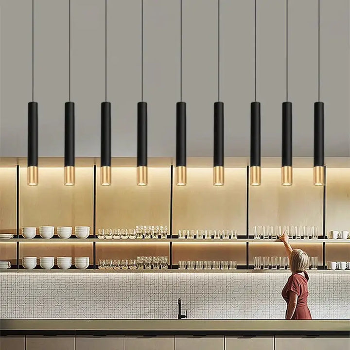 Suspension Élégante Avec Tubes Noirs Et Embouts Dorés