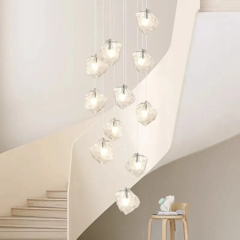 Suspension en cascade de boules transparentes lumineuses