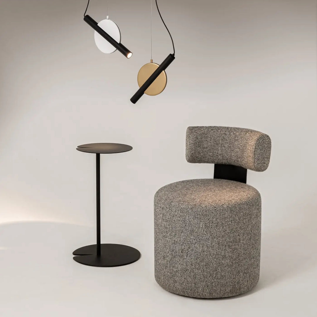 Chaise en tissu gris à texture avec cadre en métal noir et dossier arrondi pour suspension enigma à orientation réglable led