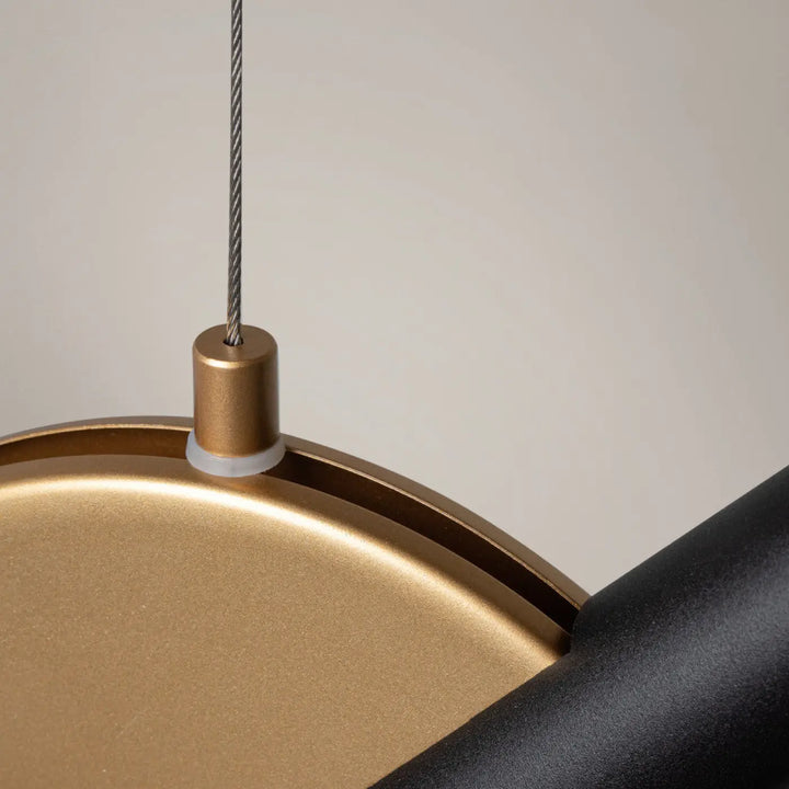Suspension enigma cylindre en finition or avec câble métallique et orientation réglable pour éclairage led élégant