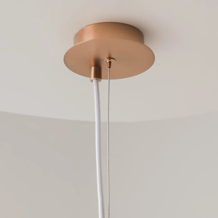 Suspension luminaire erich globe cuivre avec base circulaire minimaliste et lumière douce pour style art déco verre soufflé